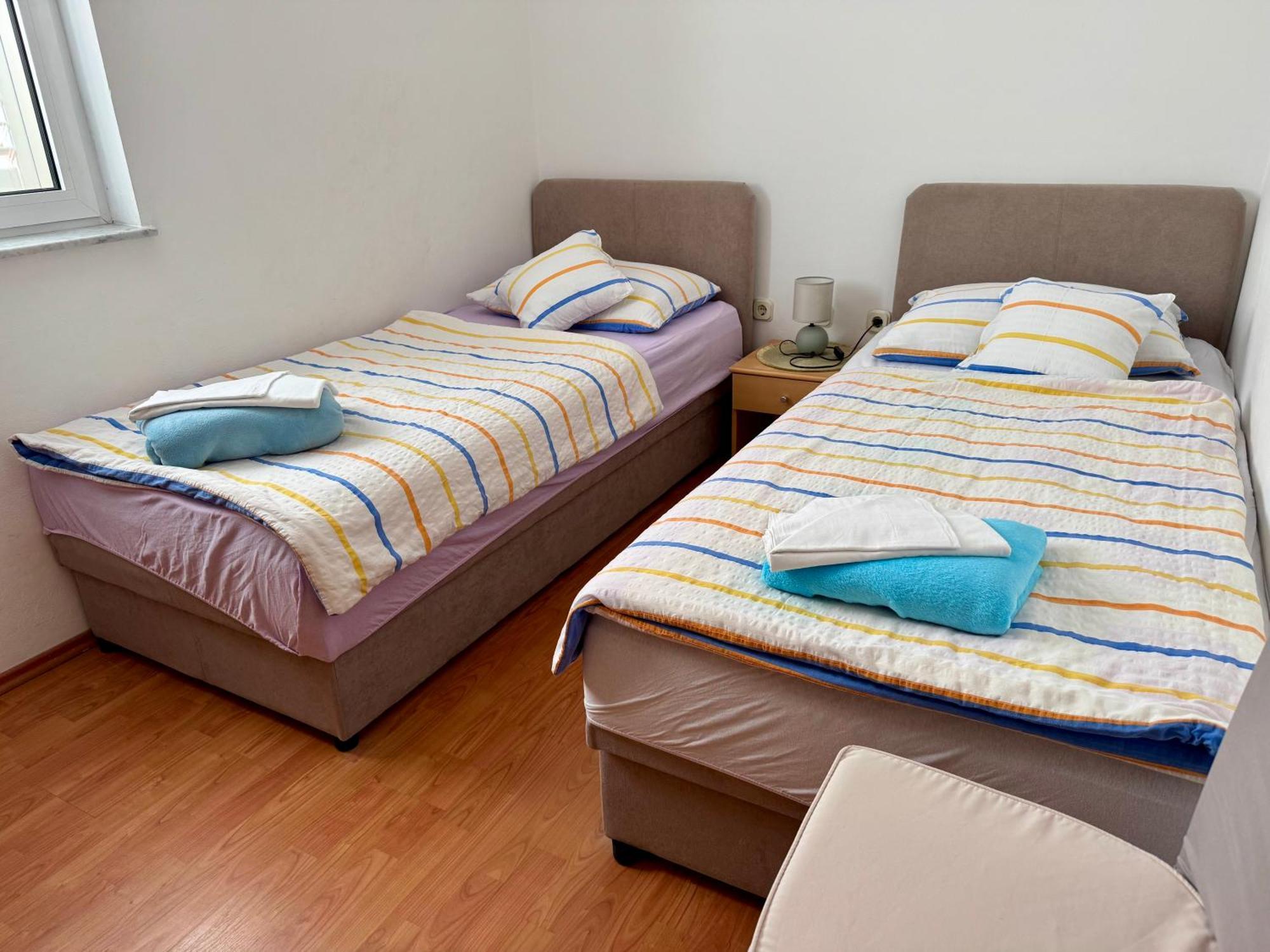 Apartments Maricic Banjol ภายนอก รูปภาพ